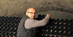 Cyril Jeaunaux dans la cave des Champagnes Jeaunaux Robin